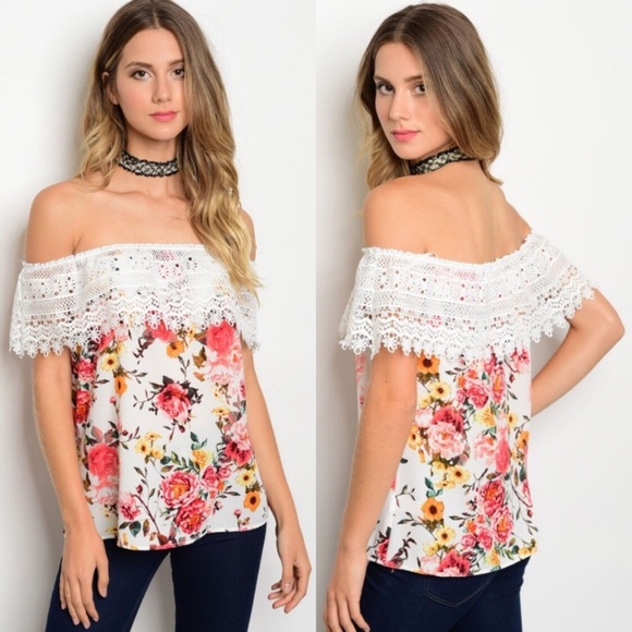 Threadzwear Tops - 🎉HP🎉Off The Shoulder Floral Top